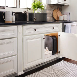 Under cabinet reverse osmosis water filtration